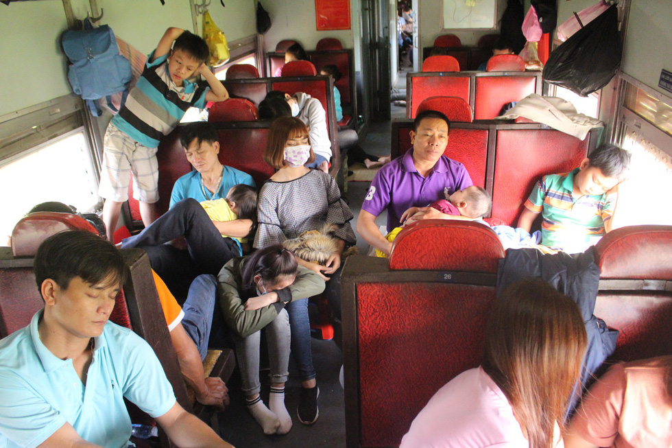 Kinh hoàng tàu tết: hành khách chen chúc, chui gầm ghế để ngủ